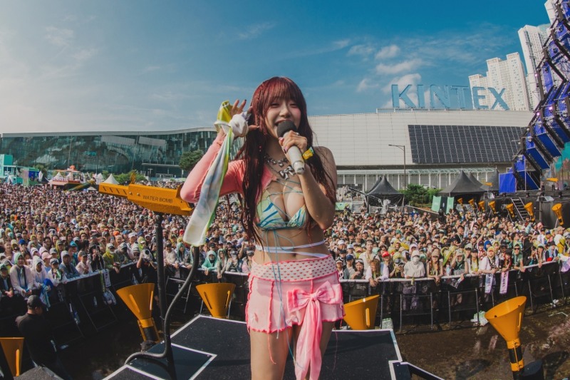 시그니처 지원, ‘워터밤 퀸’ 등극…‘청량X발랄’ 무대로 팬심 홀릭