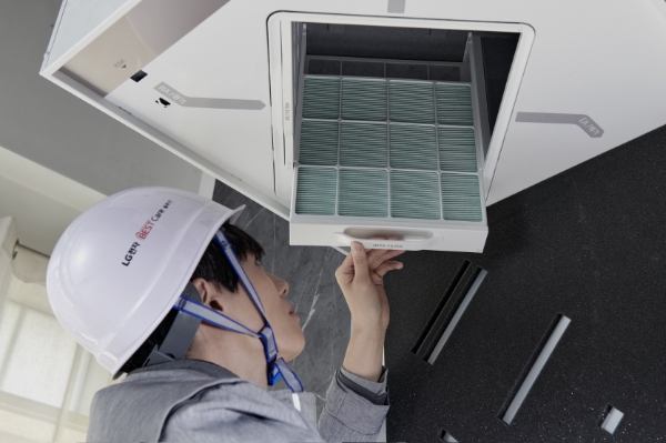 LG전자가 가정용 프리미엄 환기 시스템을 초기 구입비용 부담은 줄이고 전문가의 토털 케어 서비스로 관리는 쉬워지는 구독 상품으로 출시하고 가정용 환기 시스템 대중화에 앞장선다. 사진은 케어 전문가가 제품을 관리하는 모습. / 사진=LG전자 제공