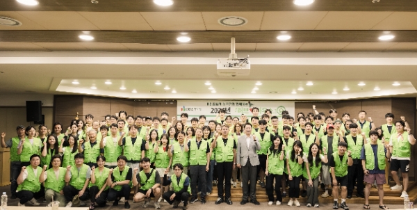 DB손해보험 임직원과 농구단 선수들이 지난 6일 원주시 일대 취약계층 주거 환경 개선을 위한 '러브하우스' 봉사활동을 진행하고 기념촬영을 하고있다. / 사진=DB손해보험 제공