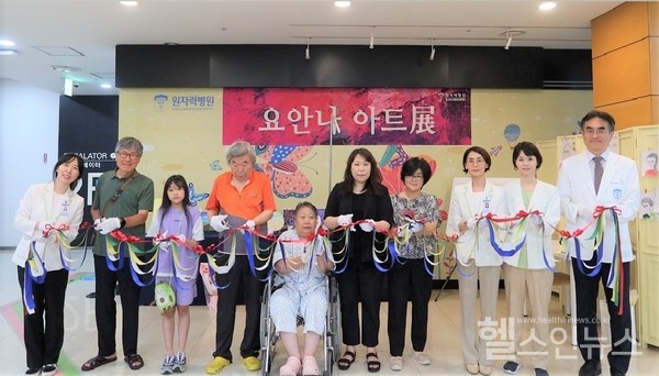 작품전기념컷팅식