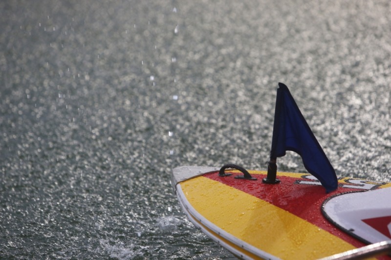 굵은 장대비가 내리고 있는 미사리 경정장 수면