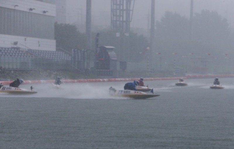 굵은 장대비가 내리는 가운데 선수들이 턴마크를 돌고 있다.