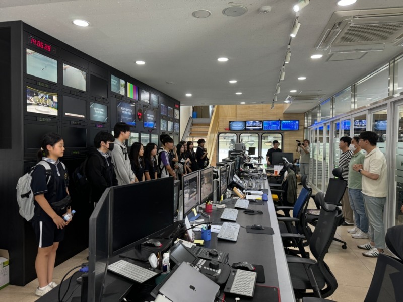 지난 6월 28일, 미사리 경정장 방송실에서 학생들이 방송 장비에 관한 설명을 듣고 있다.
