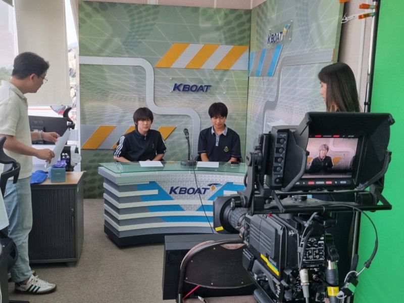 지난 6월 28일, 미사리 경정장 방송실에서 학생들이 뉴스 진행 실습을 하고 있다.