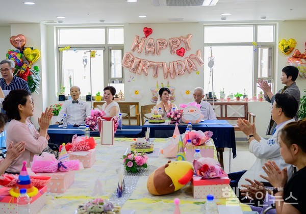 온종합병원이지난6월26일에가족들을초대하여생일파티와리마인드웨딩을진행하였다.관계자들도함께축하하며기념촬영을하는모습