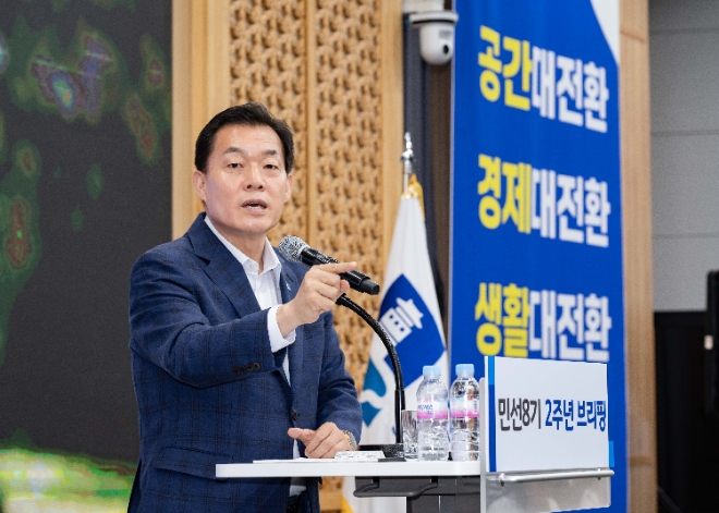 민선 8기 2주년을 맞아 8일 시청 중회의실에서 브리핑을 한 이재준 시장이 향후 시정방향에 대한 기자와의 일문일답을 하고 있다.(사진=김형운 기자)