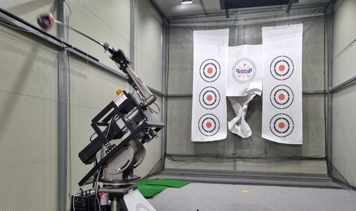 수분 등 이물질이 골프볼 비행에 어떤 영향을 미치는지 테스트했다. 사진_류시환