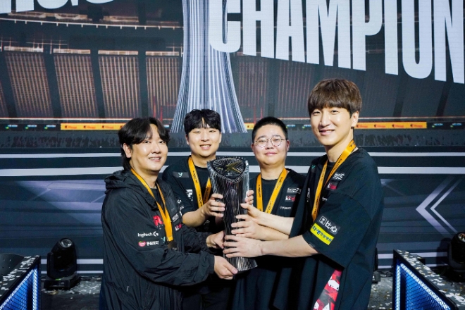 넥슨은 온라인 축구게임 ‘EA SPORTS FC™ Online(FC 온라인)’의 국내 최상위 정규리그 ‘2024 eK 리그 챔피언십 시즌 2’ 그랜드 파이널에서 KT 롤스터가 우승을 차지했다고 8일 밝혔다. (사진 = 넥슨 제공)