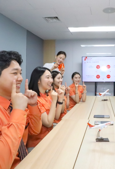 제주항공은 여름 성수기 특별 수송기간을 맞아 ‘친절한 J’ 캠페인을 진행한다고 8일 밝혔다. (사진 = 제주항공 제공)