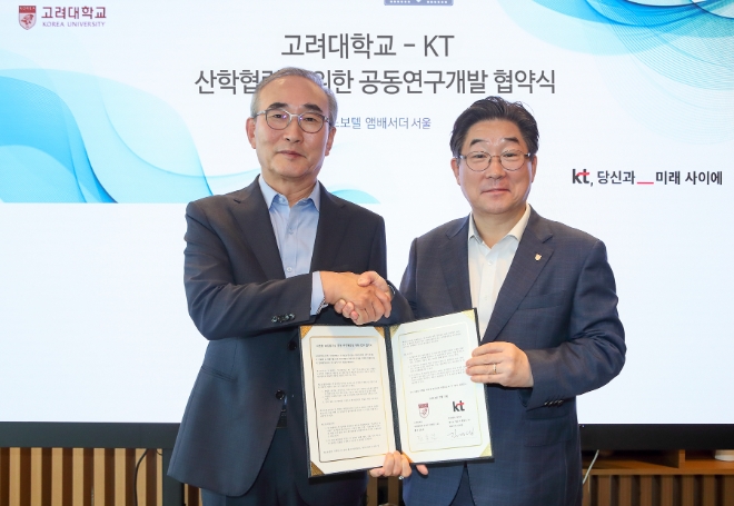 KT는 지난 5일 서울 동대문 노보텔 앰배서더 호텔에서 고려대학교와 함께 ‘AICT 응용기술 공동연구개발을 위한 업무협약’을 체결했다고 8일 밝혔다. 사진은 (좌측부터)KT 김영섭 대표와 고려대학교 김동원 총장이 업무협약 체결 후 기념 촬영을 하는 모습. (사진 = KT 제공)