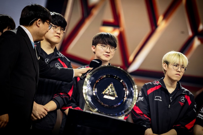 우승을 차지한 뒤 인터뷰하는 '페이커' 이상혁(사진=EWC)