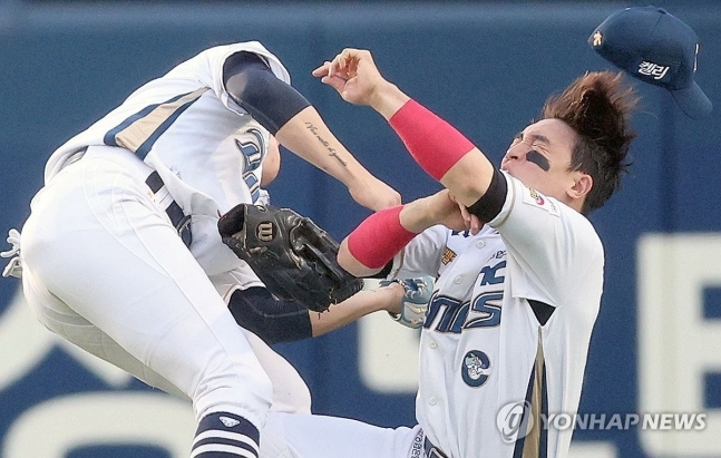 4일 경남 창원NC파크에서 열린 2024 KBO 리그 SSG 랜더스 대 NC 다이노스 경기. 2회 초 NC 중견수 박민우와 우익수 손아섭이 수비 중에 충돌하고 있다.