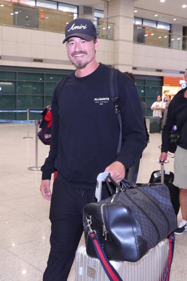 두산 새 외국인 투수 발라조빅 입국