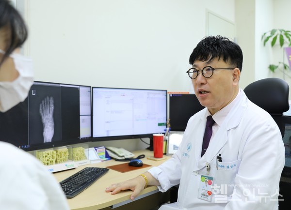 류마티스내과김성수교수가통풍에대해설명하고있다.