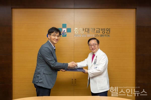 중앙대병원-휴딧협약식에서권정택중앙대학교병원병원장(우),한덕혁휴딧대표이사(좌)가사진을찍고있다.(중앙대학교병원제공)