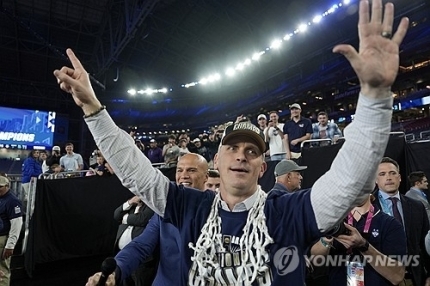 댄 헐리 감독