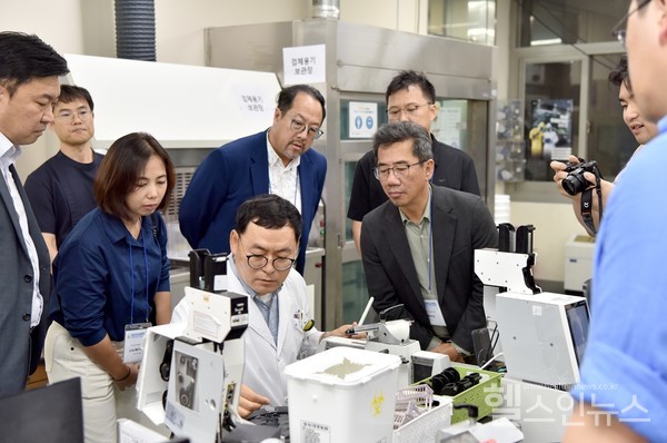 화순전남대병원고남석병리검사팀장이해외바이어들에게조직병리등의업무에대해설명하고있다.