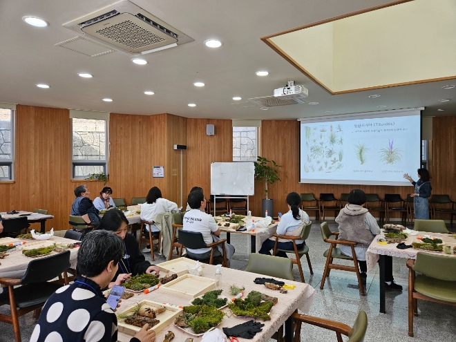경기 용인 농업기술센터에서 도시민들이 치유농업을 익히고 있다.(사진=용인시 농업기술센터)
