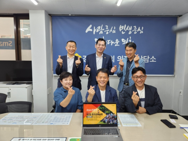 경기도의회 문화체육관광위원회 이영봉 위원장이 지난 8일 도의회 의정부상담소에서 의정부시민공감관계자들을 만나 정문부 장군 서거 400주년을 기념하는 제2회 충의공예술제에 대해 논의하는 자리를 가졌다.(사진=경기도의회)
