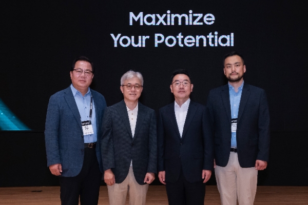 7월 9일 삼성동 코엑스에서 열린 '삼성 파운드리 포럼 2024(Samsung Foundry Forum 2024)'행사에서 국내 반도체 주역들이 단체로 포즈를 취하고 있다. (왼쪽부터)어보브반도체 박호진 부사장 삼성전자 파운드리 사업부장 최시영 사장텔레칩스 이장규 대표리벨리온 오진욱 CTO / 사진=삼성전자 제공