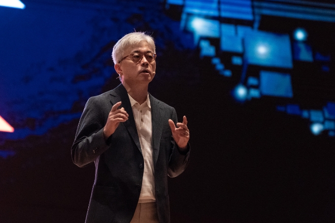 삼성전자는 코엑스에서 ‘삼성 파운드리 포럼’과 ‘세이프 포럼 2024’를 개최하고, 국내 시스템반도체 생태계 강화 성과와 향후 지원 계획을 공개했다고 9일 밝혔다. 사진은 9일 삼성동 코엑스에서 열린 ‘삼성 파운드리 포럼 2024’에서 삼성전자 파운드리 사업부장 최시영 사장이 기조연설을 하고 있는 모습. (사진 = 삼성전자 제공)