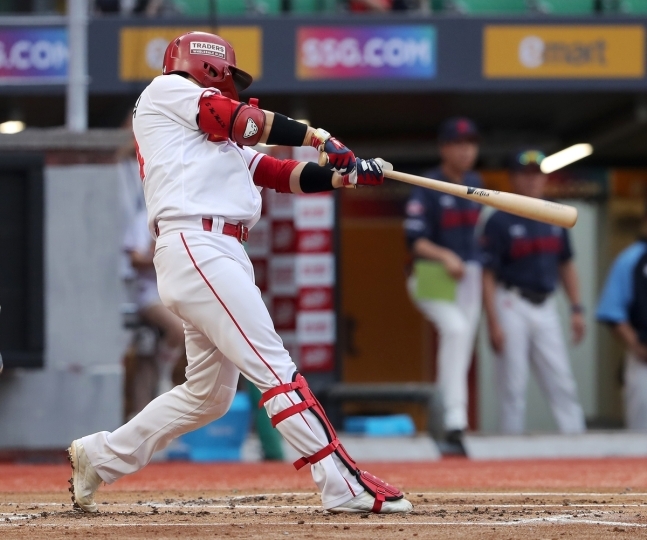 적시타 날리는 SSG 김민식