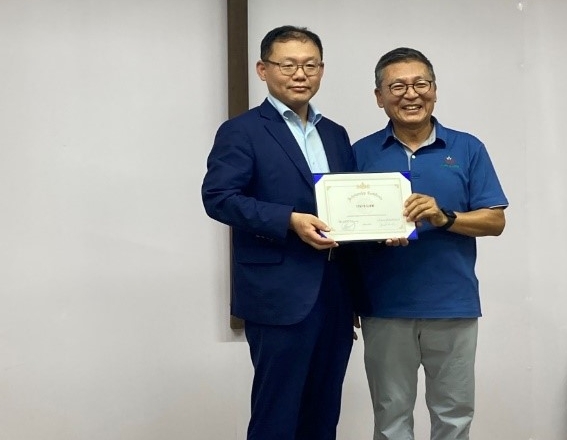 2024년 7월 5일 캄보디아 딩까오 그린 벧엘 커뮤니티 학교(Green Bethel School) 장학금 기부식. / 사진=블록ESG 제공
