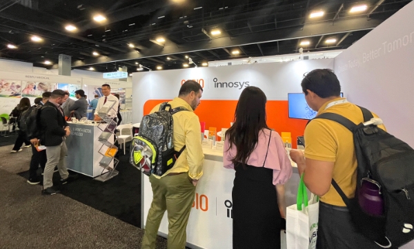 FIME 2024에 마련된 시지바이오 부스에 관람객들이 방문한 모습