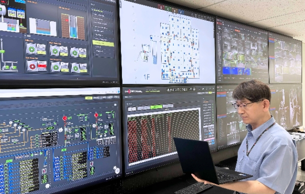 LG유플러스 모델이 ‘DX 관제 솔루션’을 관제하는 모습. / 사진=LG유플러스 제공