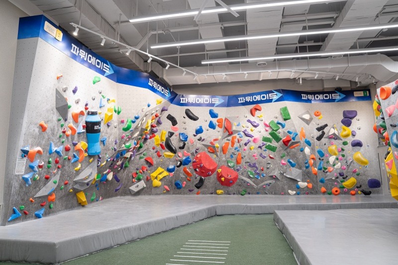 코카-콜라사의 스포츠음료 파워에이드가 스포츠 클라이밍짐 ‘PEAKERS(피커스)’와의 콜라보레이션을 통해 ‘파워에이드 클라이밍 월’을 9월까지 운영한다. 사진은 파워에이드 클라이밍 월이 적용된 PEAKERS 종로. (사진제공=한국 코카-콜라사)
