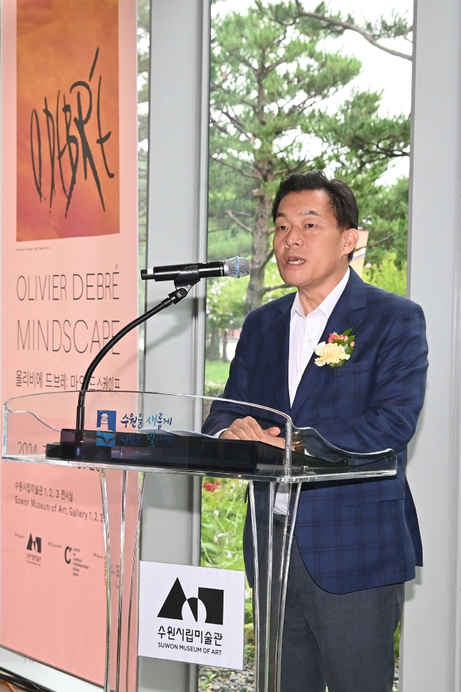 수원시립미술관이 9일 오후 미술관 1층 로비에서 열린 2024 국제전 ‘올리비에 드브레: 마인드스케이프’ 개막식에서 이재준 수원시장이 인사말을 하고 있다.(사진=수원시)