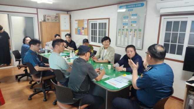 이채명 도의원(오른쪽)이 파출소 없애는 ‘중심지역관서’ 정책, 백지화해야한다고 시민단체와 함께 주장하고 있다.(사진=경기도의회)