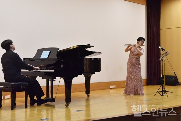 화순전남대병원제17회이화치유음악회에서플루트이현경플루티스트와최한별피아니스트가연주하고있다.