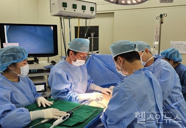 센텀종합병원간담췌외과박광민(왼쪽두번째)의무원장이수술을진행하는모습