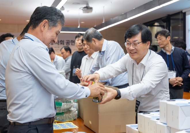 지난해 10월, 우수 협력사 대표단과 함께한 ‘HDC Partners 사회공헌’행사에 참석한 김회언 HDC현대산업개발 대표이사(오른쪽)와 황기만 세아건설 대표이사(왼쪽) / 사진=HDC현대산업개발 제공