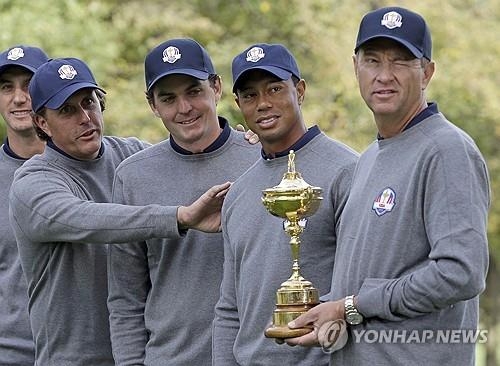 2012년 라이더컵 우승 후 기념 사진을 찍는 브래들리(오른쪽 세번째)와 우즈.