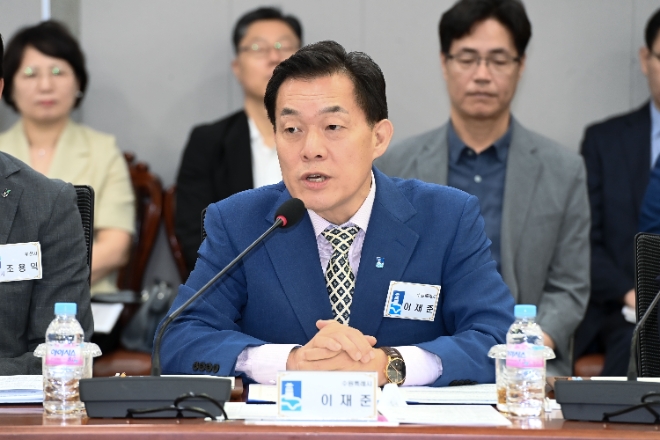 이재준 수원시장이 ‘과밀억제권역 규제완화 TF위원회’ 대표위원장으로 선출된뒤 인사말을 하고 있다.(사진=수원시)