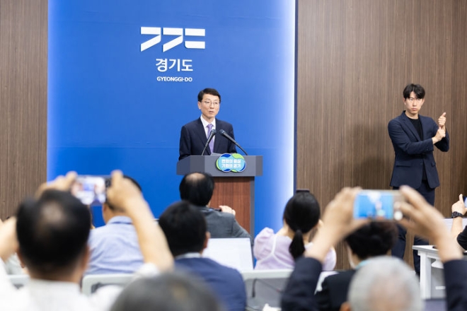 10일 오전 경기도청 브리핑룸에서 김성중 행정1부지사가 K-콘텐츠 복합문화단지 개발사업 관련 기자회견을 하고 있다.(사진=경기도)