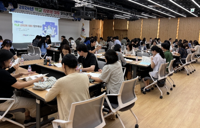 학교의 감염병 유입과 확산 방지를 위해 ‘학교 감염병 대응 모의훈련’에 학생들이 참여하고 있다.(사진=경기도교육청)
