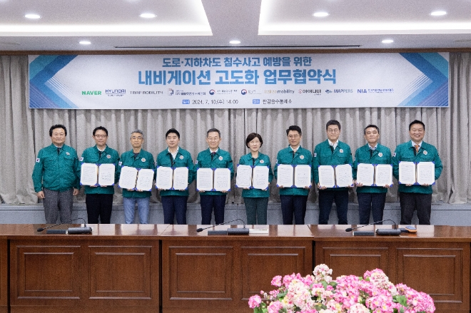 (왼쪽부터) 디지털플랫폼정부위원회 서보람 추진단장, 네이버 이상철 부문장, 현대차·기아 송창현 사장, 티맵모빌리티 이종호 대표, 과기정통부 이종호 장관, 환경부 한화진 장관, 카카오모빌리티 류긍선 대표, 아이나비시스템즈 성득영 대표, 맵퍼스 김용 본부장, NIA 황종성 원장이 기념 촬영을 하고 있다. / 사진=현대차·기아 제공