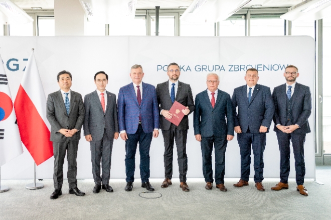 현대로템은 지난 9일(현지시간) 폴란드에서 현지 국영방산그룹 PGZ와 K2PL 생산·납품 사업을 진행하기 위한 신규 컨소시엄 합의서를 체결했다고 10일 밝혔다. 사진은(왼쪽부터) 임훈민 주폴란드 대한민국 대사관 대사, 이용배 현대로템 대표이사 사장, 파베우 베이다 폴란드 국방차관, 마르친 쿨라섹 폴란드 국유재산부 차관, 크리스토프 트로피니악 PGZ 회장의 모습. (사진 = 현대로템 제공)