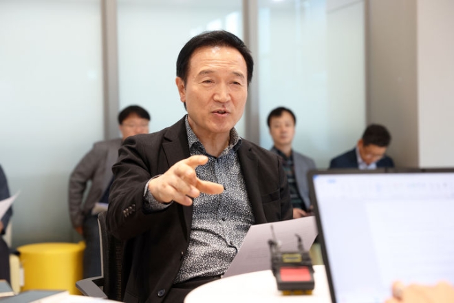 임태희 경기도교육감이 10일 오후 경기도교육청 남부청사에서 도교육청 출입기자단과의 간담회를 갖고 전국교육공무직본부 경기지부 총파업 실시에 대한 입장을 밝히고 있다. (사진=경기도교육청)