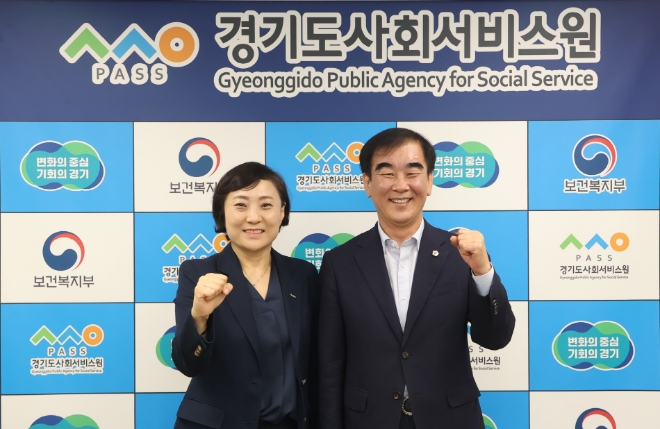 염종현 의장은 10일 수원시 소재 경기복지재단을 찾아 원미정 대표이사, 문형구 소통협력관 등을 접견한 뒤 재단 직원들과 소통의 시간을 가졌다(사진=경기도의회)