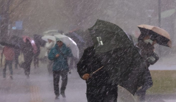 9일 오후 서울 중구 세종대로에서 우산을 쓴 시민들이 발걸음을 재촉하고 있다.