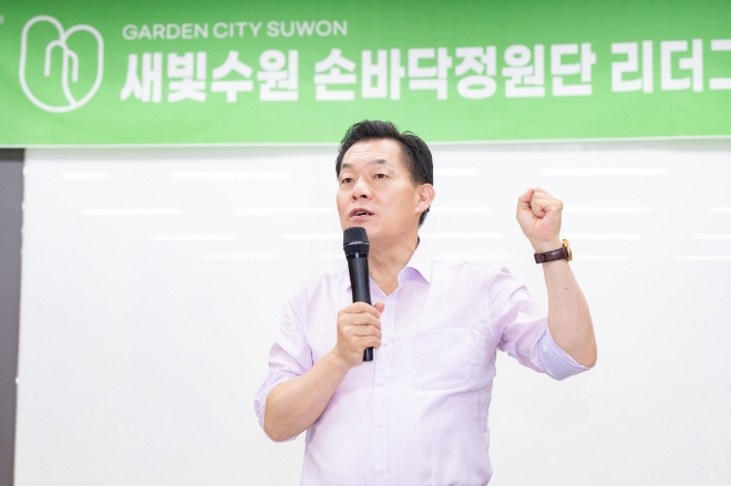 10일 영흥수목원 느티나무홀에서 열린 ‘손바닥정원단 리더그룹 만남의 날’에 함께한 이재준 시장이 인사말을 하고 있다.(사진=수원시)