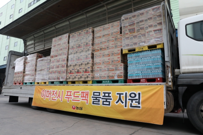 청주에 위치한 농심 물류센터에서 전국푸드뱅크에 제공할 이머전시 푸드팩 지원품을 싣고 있다. / 사진=농심 제공