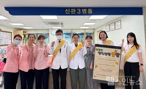 한림대학교한강성심병원이병철적정진료지원실장(왼쪽네번째)과주소영재활의학과교수(왼쪽다섯번째)를포함한교직원이환자안전주간행사후기념촬영을하고있다.