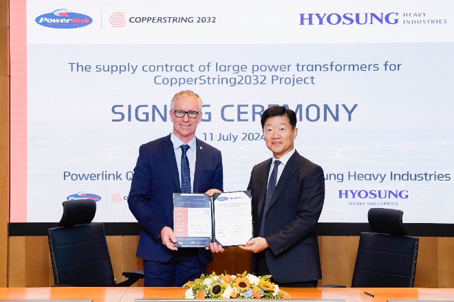 효성중공업은 호주 퀸즐랜드 주정부 전력회사 파워링크사와 350억 원 규모 변압기 공급 계약을 체결했다고 11일 밝혔다. 사진은 변압기 공급계약 체결식 행사에서 (우측부터)우태희 효성중공업 대표, 대릴 로웰 파워링크 CFO가 기념촬영을 하는 모습. (사진 = 효성 제공)