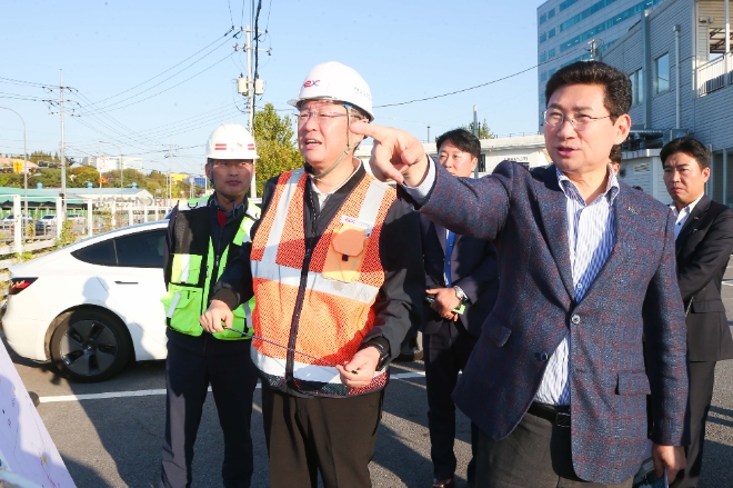 이상일 용인특례시장이 정체가 심했던 경부고속도 기흥나들목을 찾아 문제점을 개선하는 현장행정을 벌이고 있다.(사진=용인시)