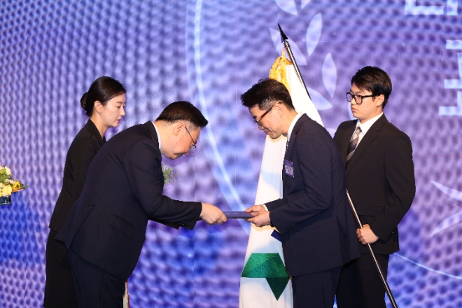 HD현대가 11일 보건복지부가 주최한 제13회 인구의 날 기념행사에서 대통령 표창을 수상했다. / 사진=HD현대 제공